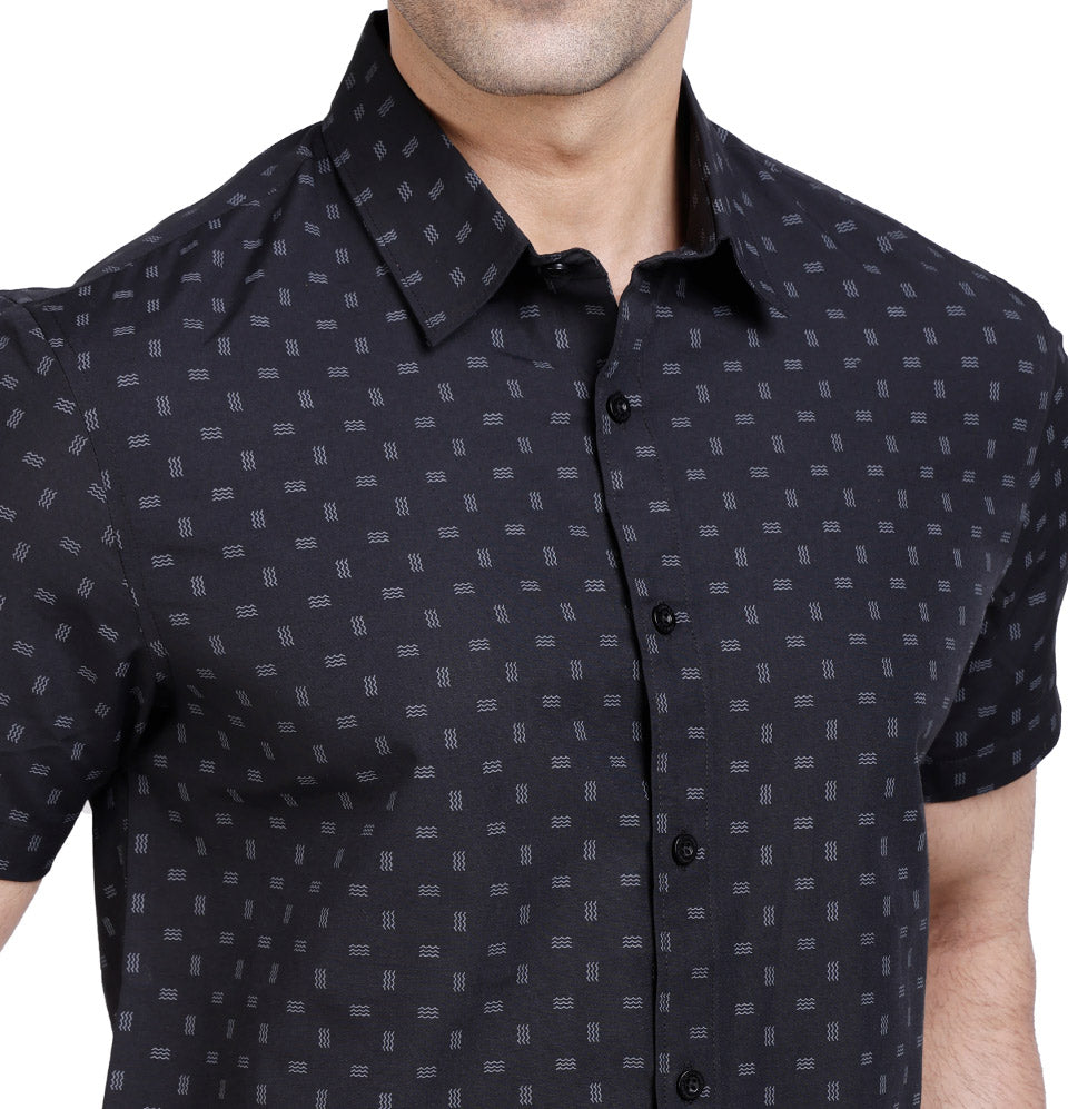 Active Fit Men's Shirt with Waves Pattern - Half Sleeves - Black